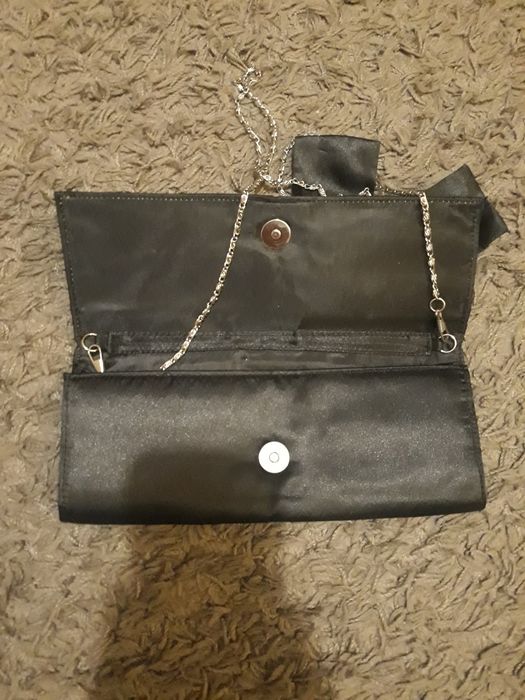 Czarna kopertówka z kokardą