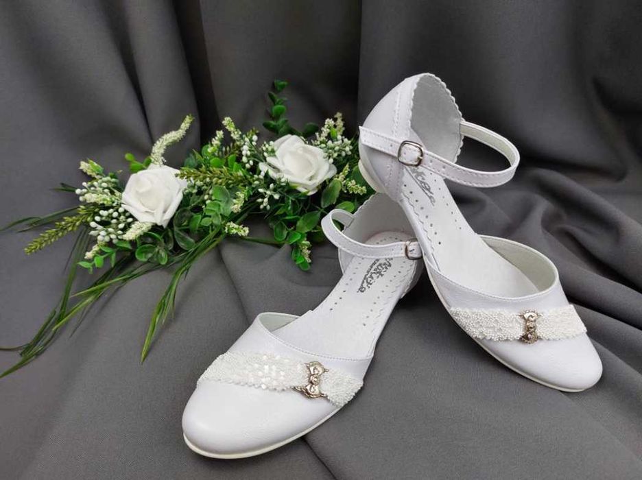 Buty komunijne dziewczęce białe balerinki zapinane z broszką 33