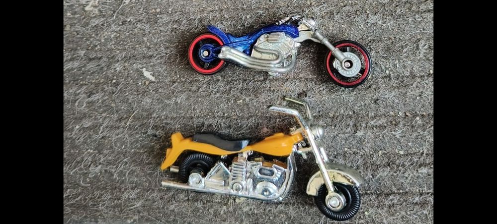 Zestaw 13 małych modeli motocykli