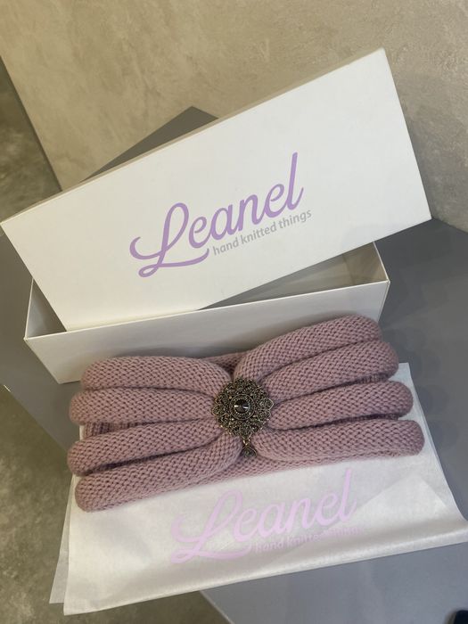 Повязка з італійськоі мериносовоі шерсті з брошкою з брендованим упаку