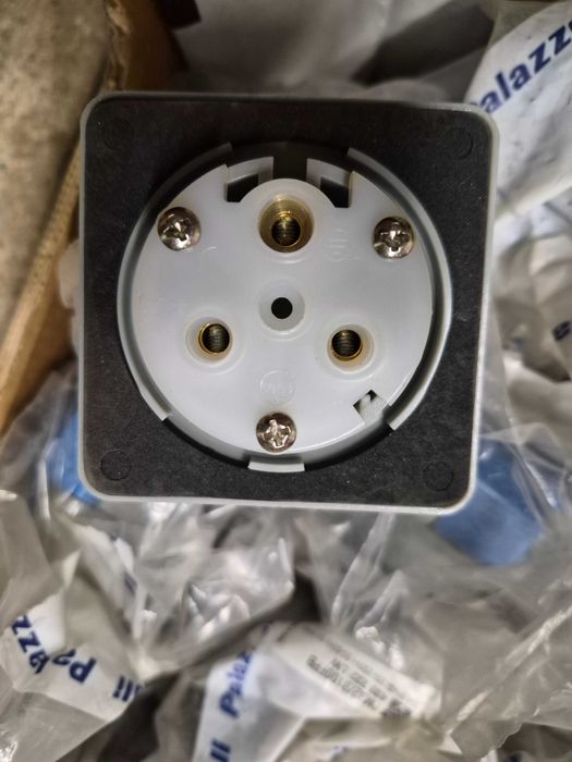 Gniazdo 32A 3pin 200-250v Palazzoli