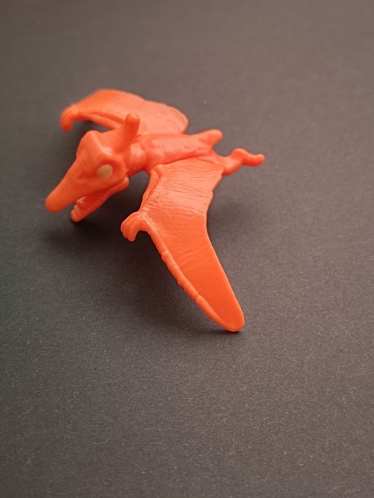 Figurka dinozaura z Kinder joy