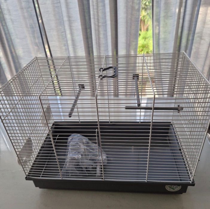 Vende-se gaiola com piriquitos