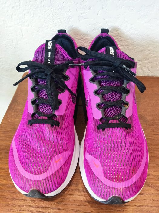 Бігові кросівки Nike Zoom Fly 4  розмір 37.5