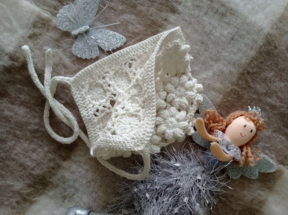 Шапочка-чепчик для святкових моментів.