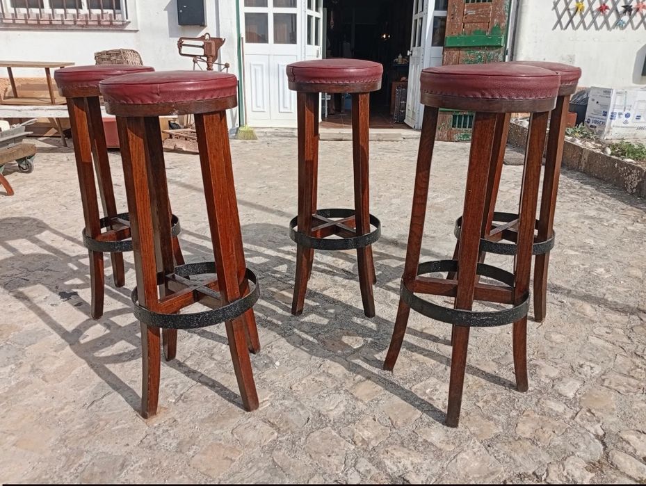 Bancos altos em madeira