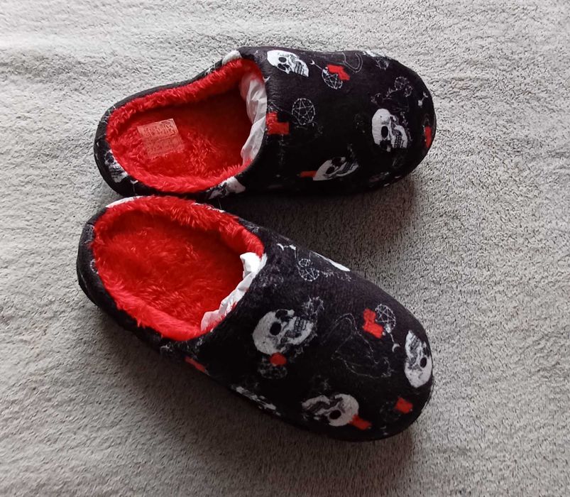 Kapcie miekkie czarno czerwone czaszki 36/37