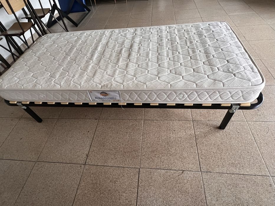 Cama de solteiro com colção