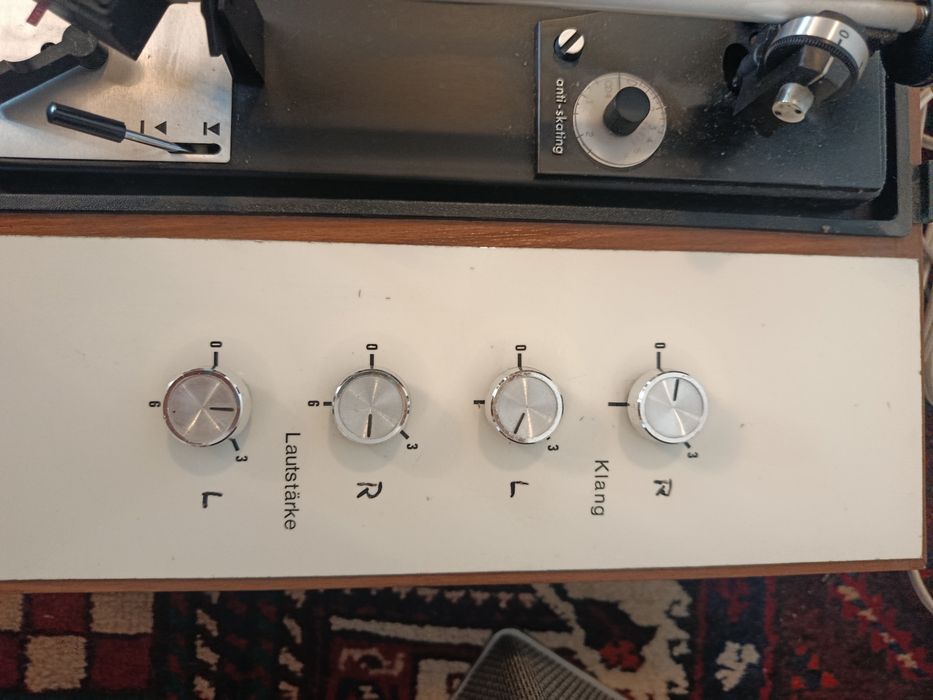 Gramofon z głośnikami