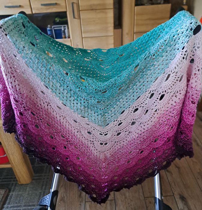 'Ażurowa chusta recznie robiona