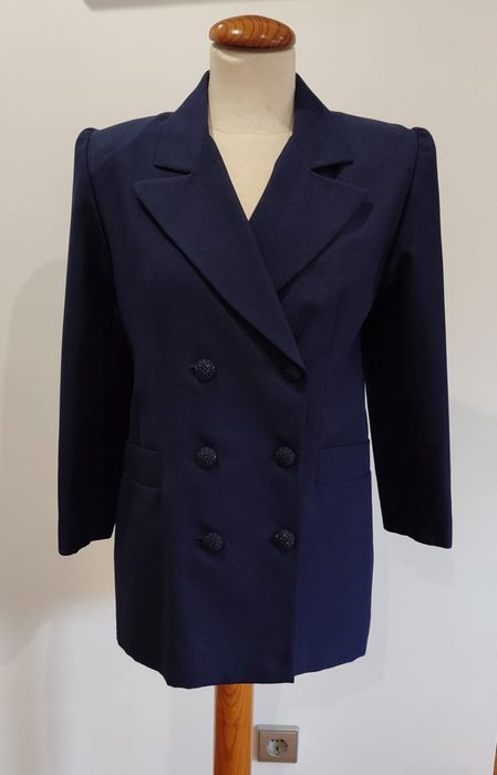 Blazer azul - M

- Tamanho M

Os portes são a cargo do comprador, pago