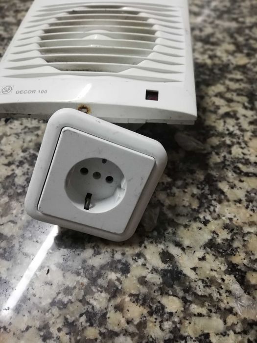 Extrator WC e tomadas eléctricas