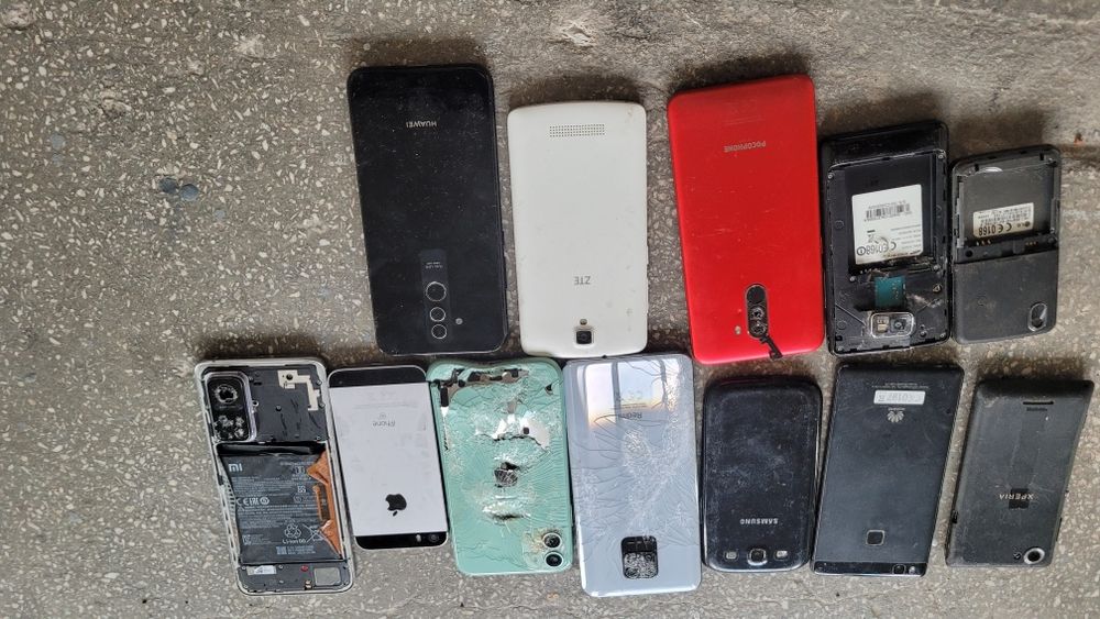 12 telefonów na czesci