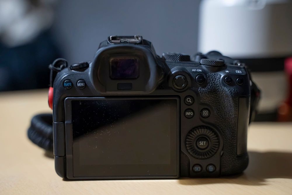 Canon EOS R6 — Corpo