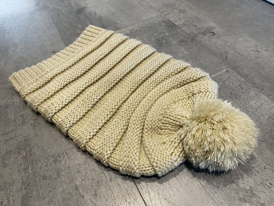 Czapka długa z pomponem