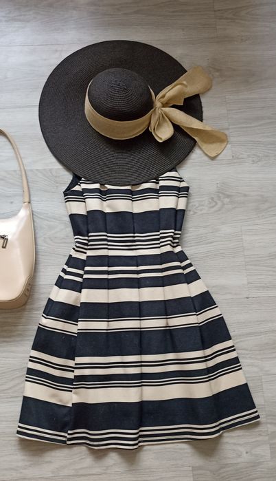 Oasis rozkloszowana sukienka na podszewce czarno- białe pasy XS