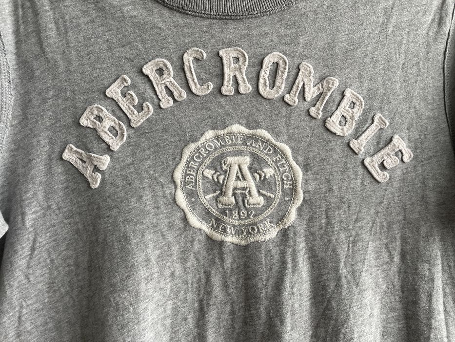 Серая футболка Abercrombie & fitch в зальчик / М-L