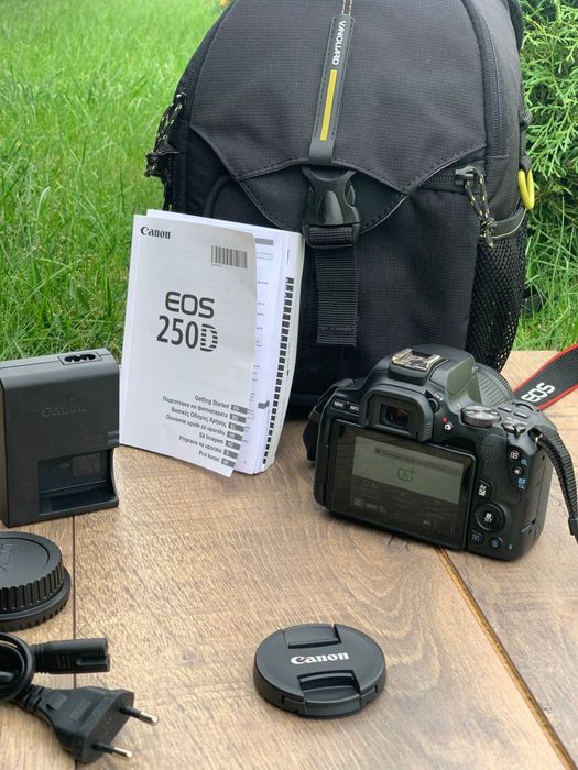Canon 250D з поворотним екраном
