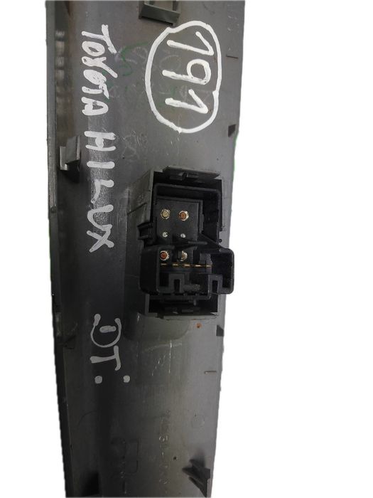 Comando / botão / interruptor vidros frente direito TOYOTA Hilux VII P
