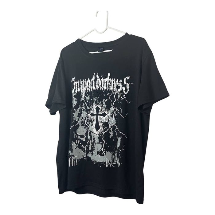 Black tee.