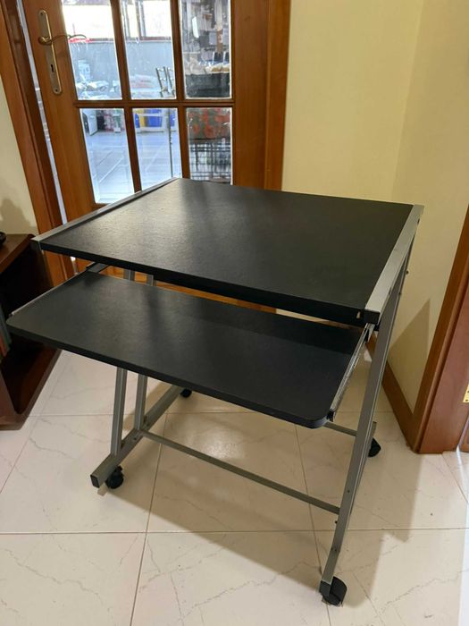 Secretaria com prateleira retráctil