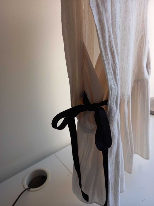 Camisola Zara TRF cor pérola com laços pretos de enfeite.