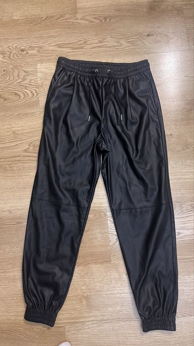 Чорні шкіряні джогери ZARA
