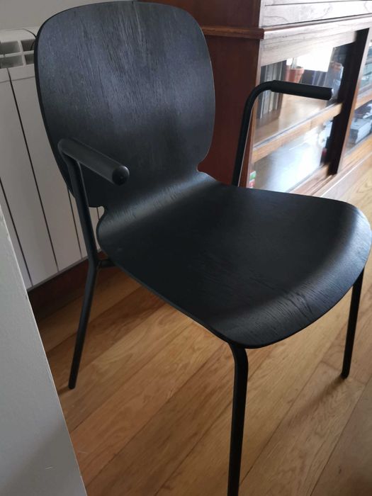 Cadeira de madeira do Ikea com braços