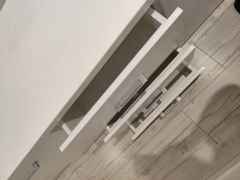 Zestaw białych mebli komoda szafka tv