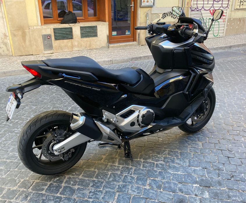 Honda Forza 750 em bom estado