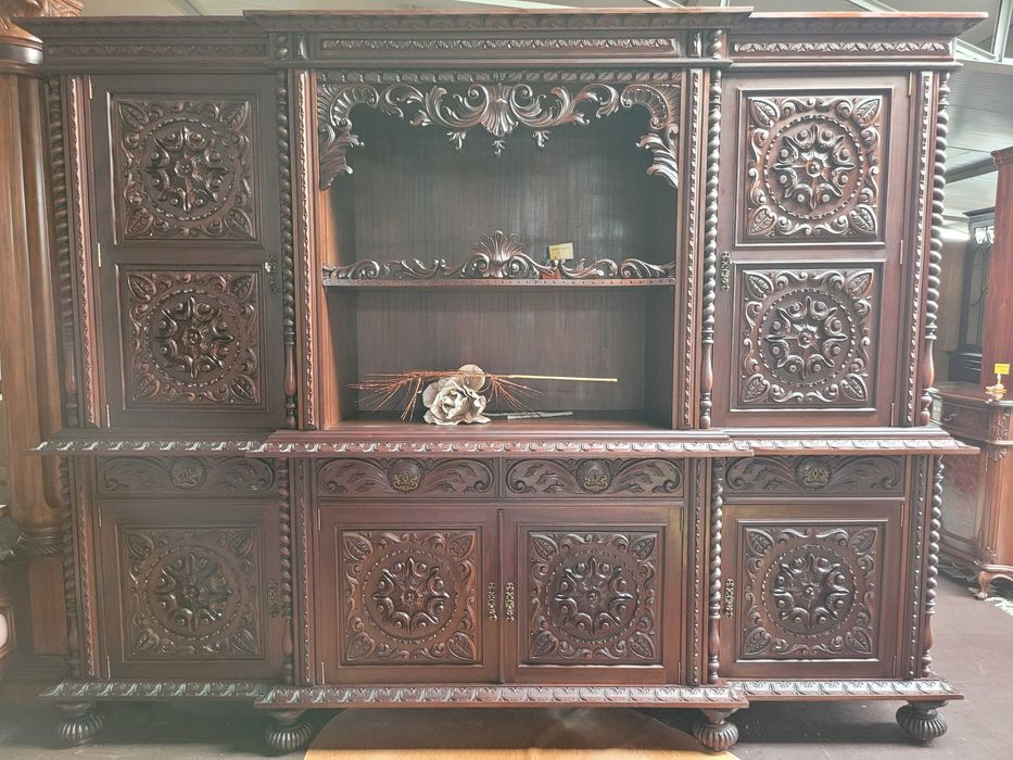 Móvel antigo em madeira maciça toda trabalhada - óptimo