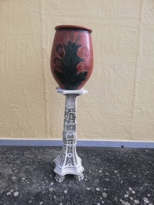 Coluna e vaso ceramica.