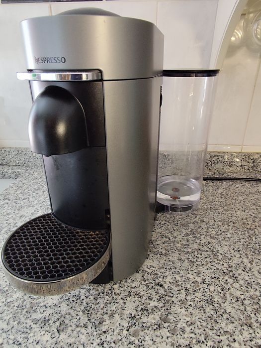 Máquina de café Vertuo Plus (Nespresso)