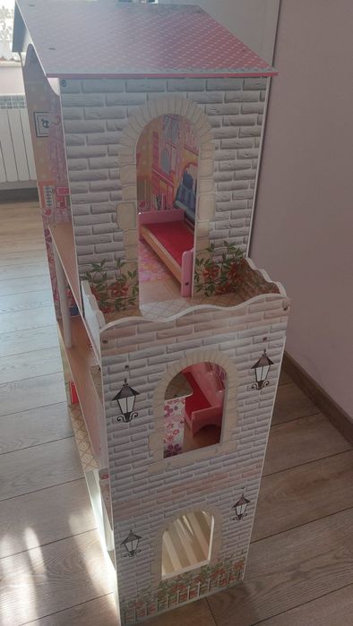 Duży drewniany domek dla lalek, 117cm wysokości, winda, schody, mebelki.