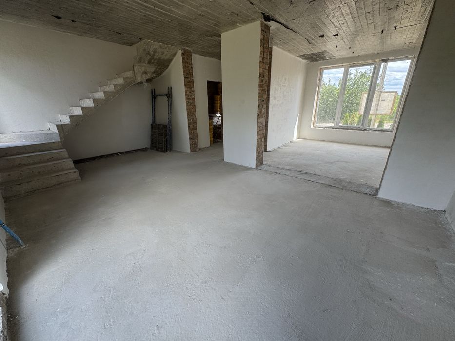 Котедж з власним подвір’ям та заїздом