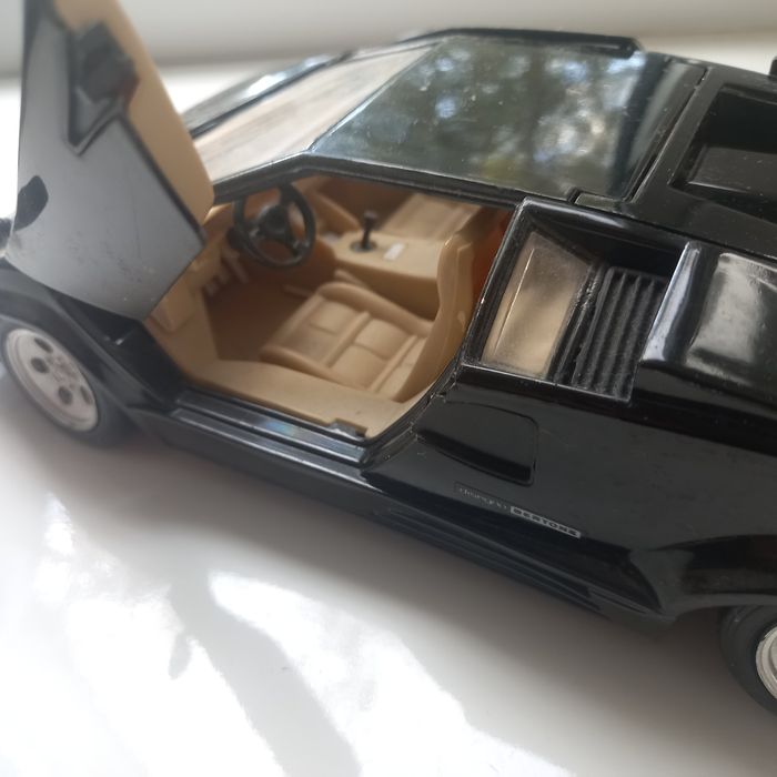 Продам модели машинок.