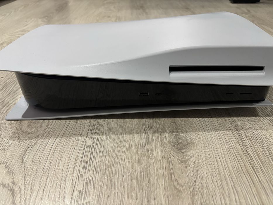 PlayStation 5 z napędem + dwa pady