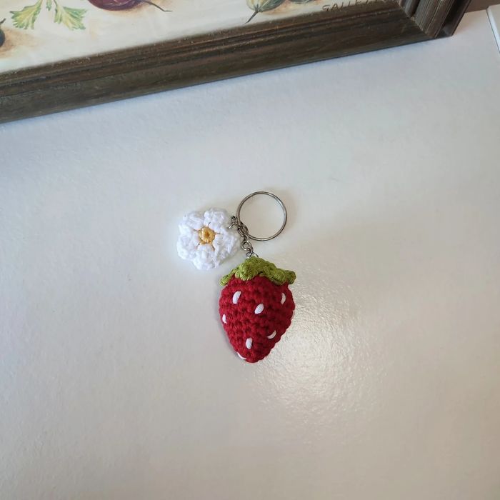 Porta chaves morango crochê