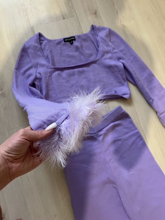 Лавандовий костюм з пірʼям с перями