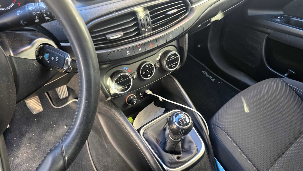 Carro novo e familiar