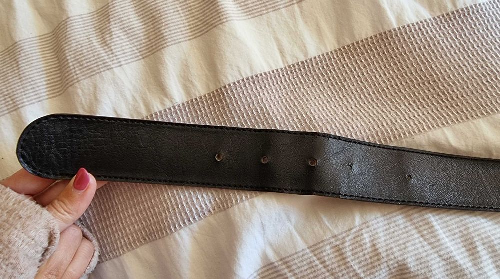 Cinto castanho com motivos, em pele e forro sintético