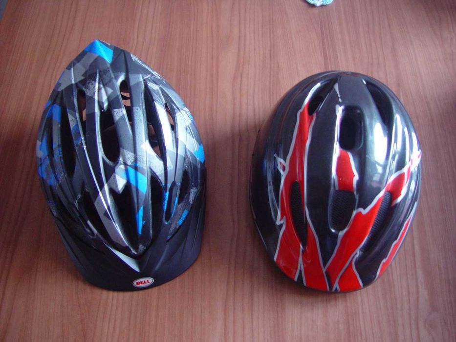 Dois capacetes para bicicleta.