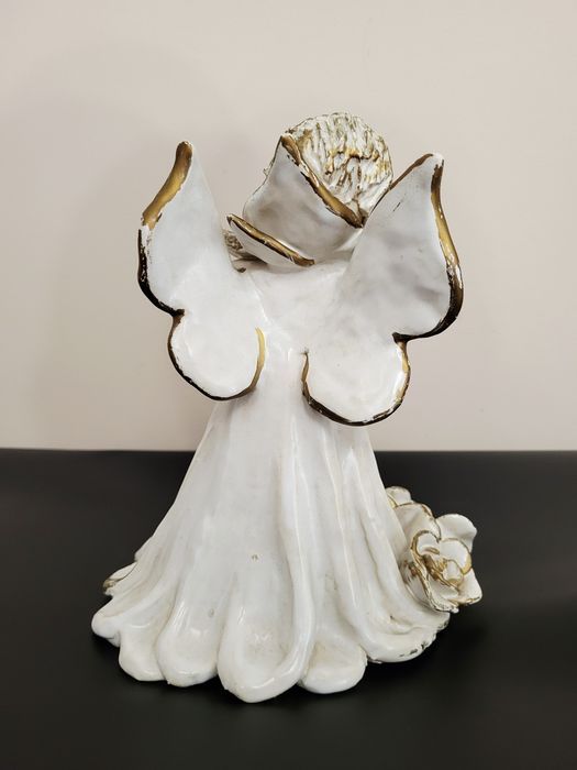 Duża figurka ceramiczna Anioł z różami złocony vintage retro 20,5 cm