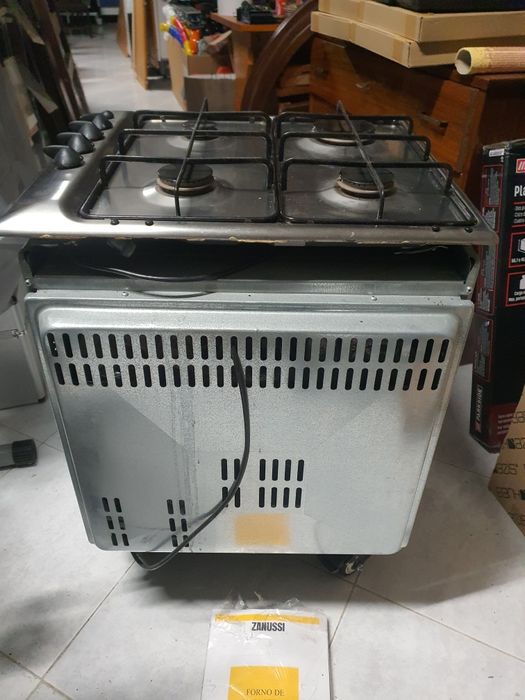 Conjunto de placa a gás e forno eléctrico Zanussi