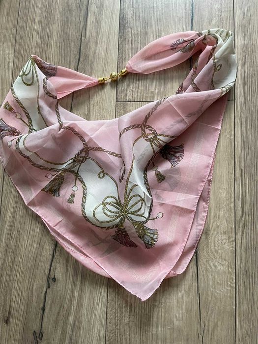 Trójkątny szalik z zapięciem, chusta, apaszka