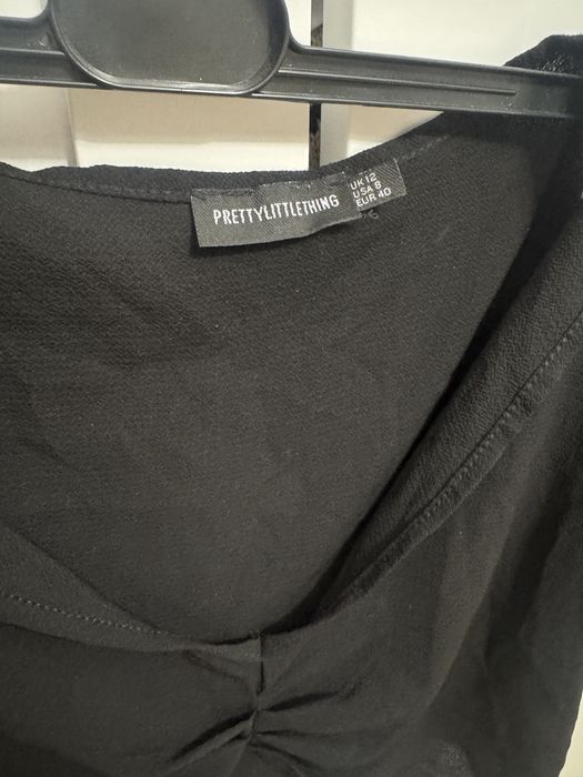 czarny crop top z marszczeniem z przodu dekolt V