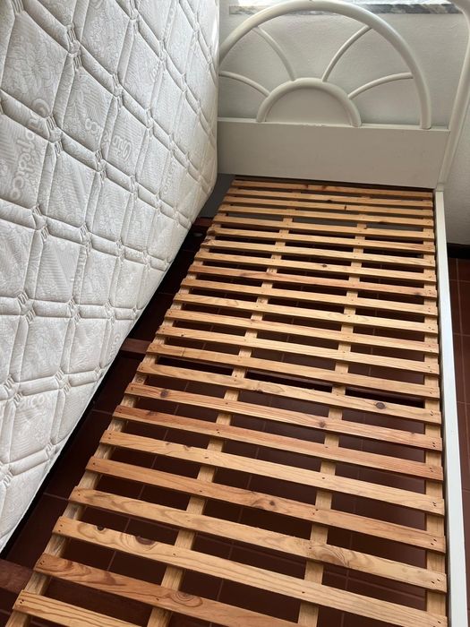Cama de madeira branca com colchão e estrado