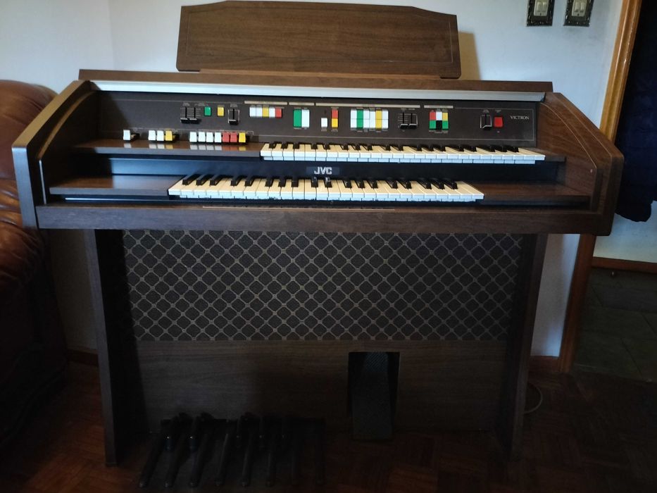 Órgão raro da marca JVC em ótimo estado.
