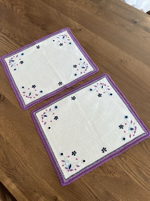 Ręcznie wykonane i haftowane serwetki - 2 sztuki - nowe- 30x37 cm
