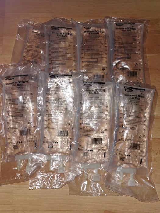 8 sztuk worków soli fizjologicznej Chlorure de Sodium 0,9% 500 ml